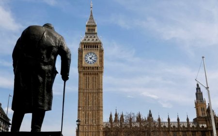 വിൻസ്റ്റൺ ചർച്ചിൽ പ്രതിമയിൽ കയറുന്നത് കുറ്റകരമാക്കുന്നു; യുകെ സർക്കാർ നിയമം പ്രഖ്യാപിച്ചു