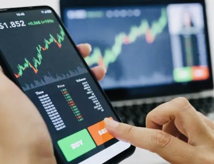 യുഎഇയിൽ മലയാളി മധ്യവയസ്കനെ ട്രേഡിങ് തട്ടിപ്പിൽ കുടുക്കി; യുകെ നമ്പറുകളിൽ നിന്ന് ലൈംഗിക ഭീഷണിയും