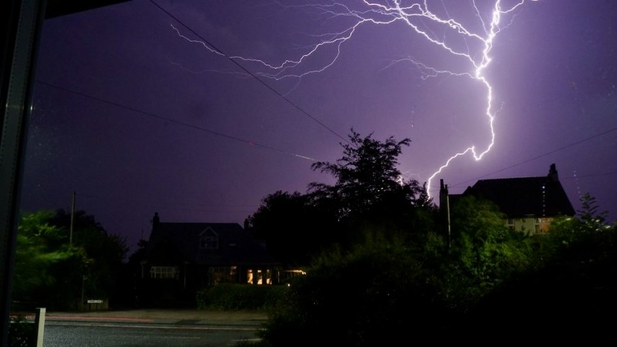 യുകെയിൽ കനത്ത മഴയും ഇടിമിന്നലും; മുന്നറിയിപ്പ് പുറപ്പെടുവിച്ചു