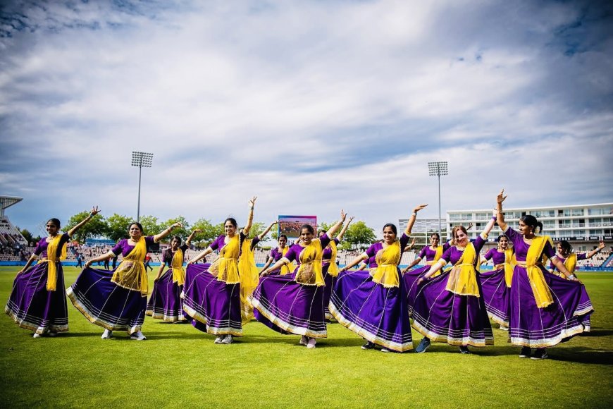 ഇന്ത്യൻ വനിതാ ക്രിക്കറ്റ് വിജയത്തിന് താളമിട്ട് മലയാളി നർത്തകർ: സൗത്താംപ്ടൺ സ്റ്റേഡിയത്തിൽ ബോളിവുഡ്-മലയാളം നൃത്തവിസ്മയം