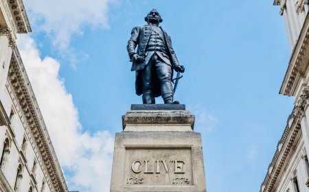 ബ്രിട്ടനിലെ വിദേശകാര്യ മന്ത്രാലയത്തിന് മുന്നിലെ ക്ലൈവ് പ്രതിമ: നീക്കം ചെയ്യണമെന്ന് ലേബർ പീർ; ഇന്ത്യൻ സന്ദർശകർക്ക് അപമാനമെന്ന് ആരോപണം